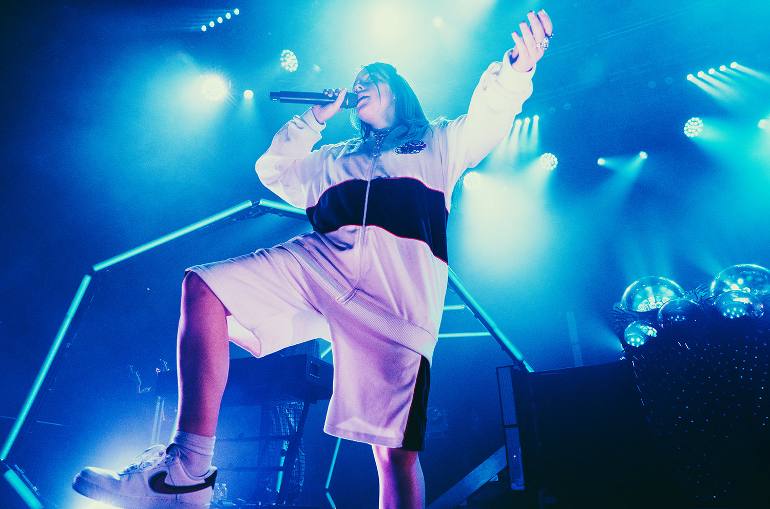 02-billie-eilish-fans-1-by-1-tour-nov-5-2018-billboard-1548.jpg