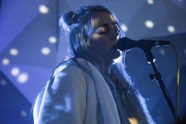 article_post__Billie-Eilish-at-Holocene-on-10-09-17_1507837447_1_fitbox_640x400.jpg