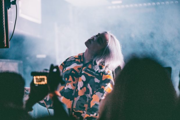 Billie-Eilish-08-620x413.jpg