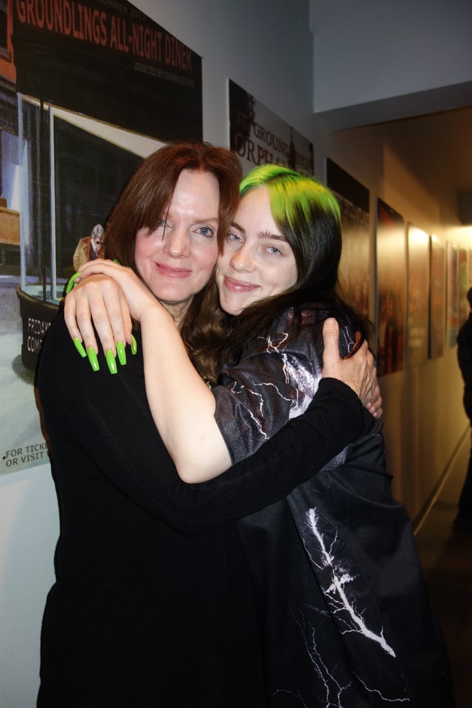 https://www.billieforum.com/media/billie-eilish-with-her-mom-maggie-baird-at-groundlings-show-2-jpg.2981/full