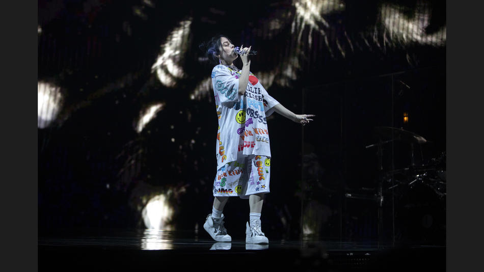 ct-billie-eilish-performs-at-the-united-center-042.jpg