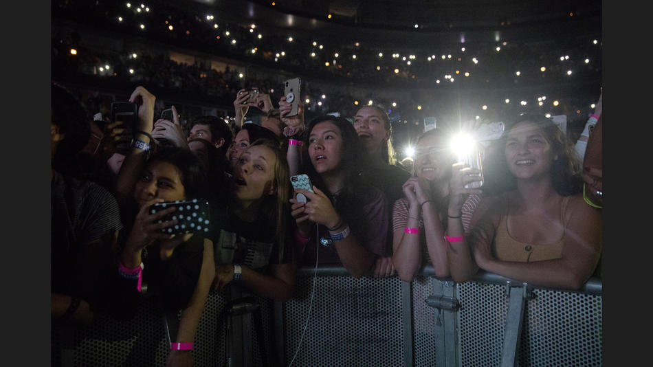 ct-billie-eilish-performs-at-the-united-center-045.jpg